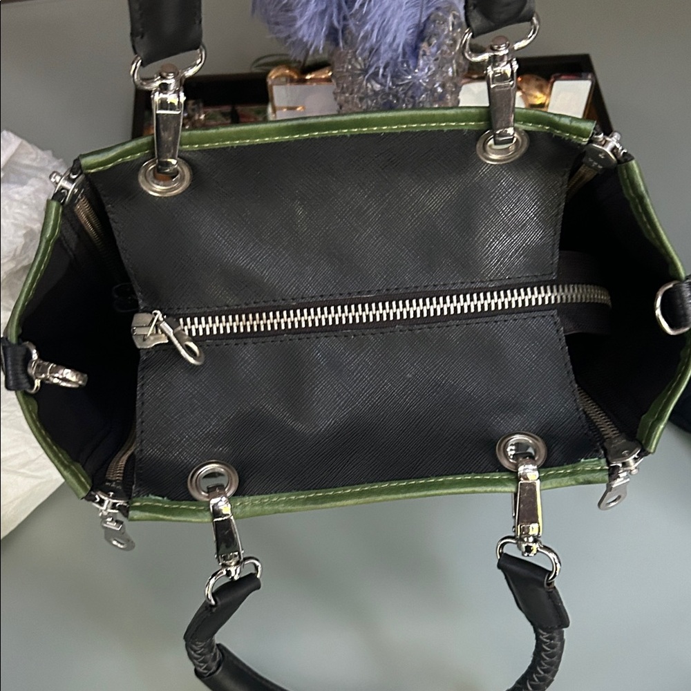 AMAZING 💚🖤  Black and Green Leather Tote with Dog Design! MINT CONDITION‼️ - Picture 12 of 16